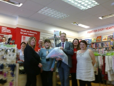 Chris Heaton-Harris MP supports Daventry BHF shop and donates unwanted items